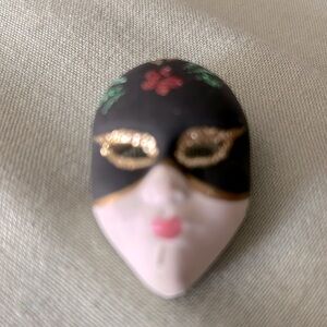 VINTAGE MASK PIN. NEVER WORN.
